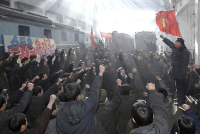 Trabajadores norcoreanos en un homenaje al líder fallecido, ayer en Pyongyang.
