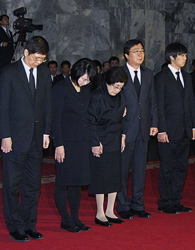 Lee Hee-ho (la segunda por la derecha), viuda del presidente surcoreano Kim Dae-jung, muestra sus respetos al cadáver de Kim Jong-il.