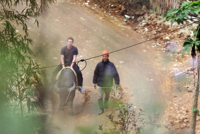 Mark Zuckerberg, a lomos de un búfalo de agua en Vietnam.