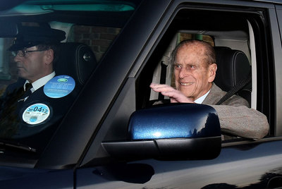 El príncipe Felipe de Edimburgo sale del hospital