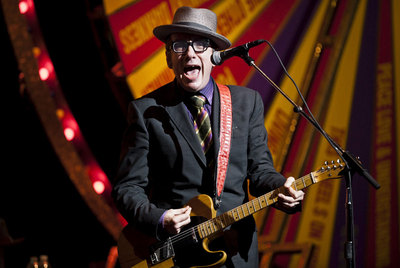 Elvis Costello, en uno de los conciertos recogidos en  The return of the spectacular spinning songbook. 