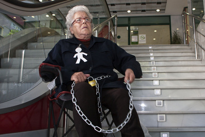 Encadenada para evitar el desahucio