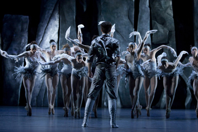 Un momento del El lago de los cisnes,  de Jean-Christophe Maillot.