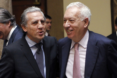 Margallo (derecha), con López Garrido.