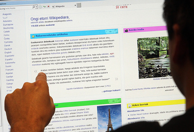 Un internauta consultaba ayer la página de Wikipedia en euskera.