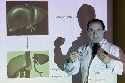 Un cirujano explica el método seguido en la extracción del órgano del donante.
