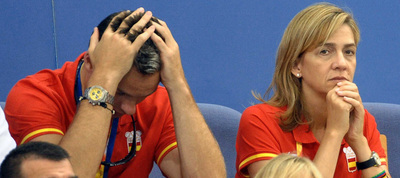 Iñaki Urdangarin, con la cabeza entre las manos, junto a la infanta Cristina en los Juegos Olímpicos de Pekín en 2008.