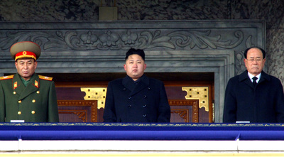 Kim Jong-un, durante la ceremonia fúnebre por su padre, Kim Jong-il,  ayer en Pyongyang; a su izquierda, el presidente de la Asamblea y jefe de Estado  de facto , Kim Yong-nam.