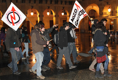 Una treintena de jóvenes se manifestó ayer contra el desalojo de la casa  okupa  Uxotegi.