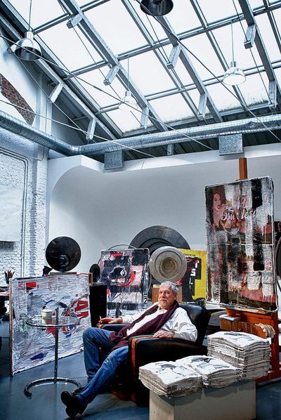 La última pieza,  2011,  para la muestra es una instalación de pilas de periódicos, atados y pintados.