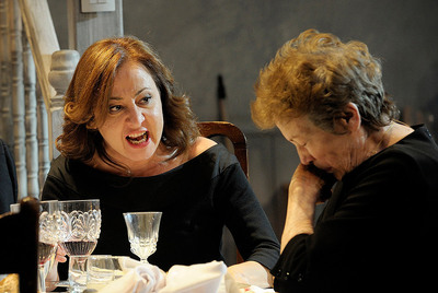 Carmen Machi y Amparo Baró, en la obra  Agosto , dirigida por Gerardo Vera.