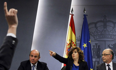 Santamaría, entre Guindos y Montoro,   concede el  turno a un periodista durante la rueda de prensa del Consejo de Ministros.