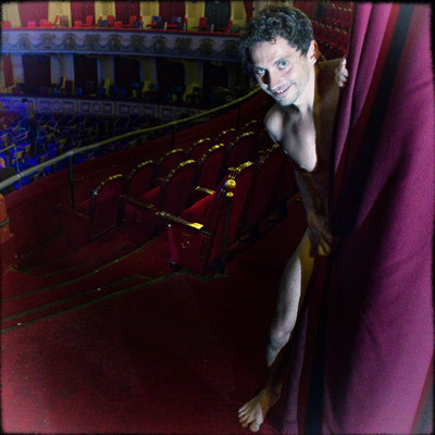 Paco León, fotografiado en el teatro Calderón, donde se representa su espectáculo  The hole .