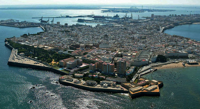 Una vista aérea de la ciudad de Cádiz, que este año celebrará el bicentenario de la Constitución de 1812.