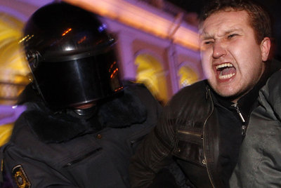 La policía detiene a un manifestante a favor del derecho de asociación en San Petersburgo.