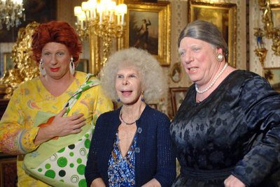 Los Morancos, caracterizados de Antonia (a la izquierda) y Omaíta, junto a la duquesa de Alba.