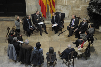El presidente del Consell, Alberto Fabra, ayer, con el Comité de Entidades Representantes de Personas con Discapacidad.