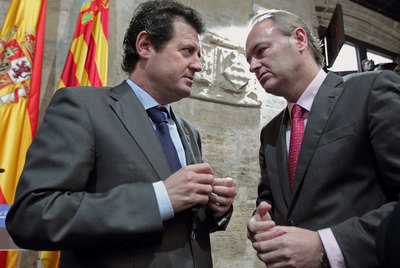 El vicepresidente del Consell, José Ciscar, habla ayer con Alberto Fabra.