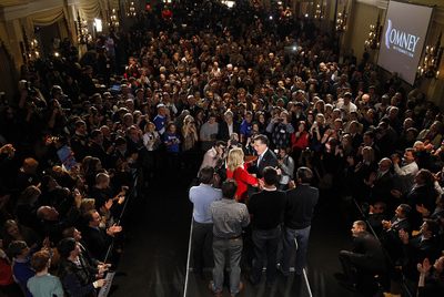 El candidato republicano Mitt Romney, rodeado de sus seguidores tras el  caucus  de Des Moines, en Iowa el martes.