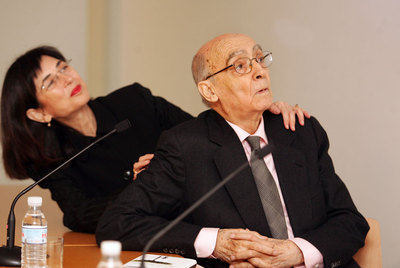 Pilar del Río y José Saramago, tras la presentación de  Las pequeñas memorias  en 2007.