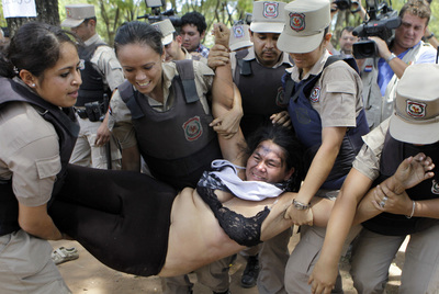 La policía echa a guaraníes de una plaza de Asunción