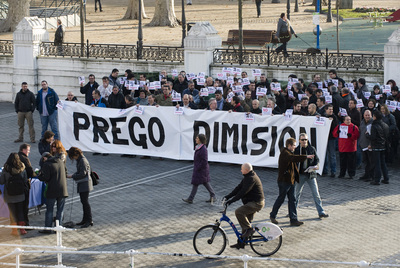 Los trabajadores de Metro reclaman en el Arenal bilbaíno la dimisión de Iñaki Prego.