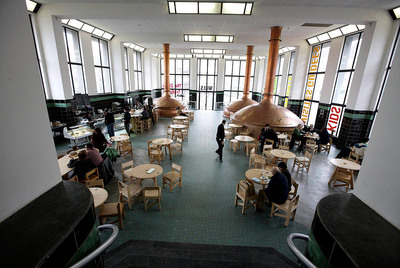 El  hall  y el bar restaurante del Wiels, centro de arte contemporáneo de Bruselas.