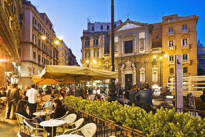 Una terraza en la plaza de Trieste y Trento, en Nápoles.