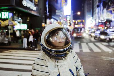 Alicia Framis, vestida de astronauta durante una  performance  artística en Nueva York