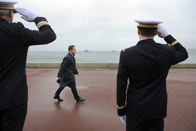 El presidente francés, Nicolas Sarkozy, pasa revista a las tropas en la base de Lanveoc-Poulmic el 3 de enero.