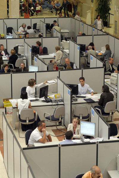 Campaña del IRPF en las oficinas de la Agencia Tributaria en la calle Guzmán el Bueno, de Madrid.