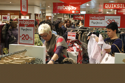 Varias clientas comprueban prendas en dependencias de unos grandes almacenes, en el centro de Bilbao.rnTomás Ondarra.