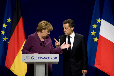 La canciller alemana, Angela Merkel, y el presidente francés, Nicolas Sarkozy, charlan antes de la cumbre del G-20 del pasado noviembre en Cannes.