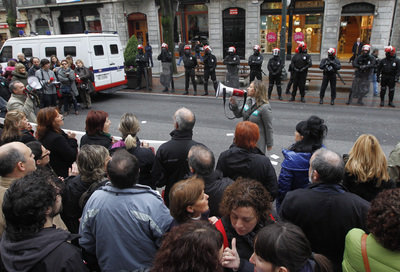 Marije Fernández (en el centro), delegada sindical de ELA, encabeza las propuestas de los manifestante frente a la tiende de  For. 