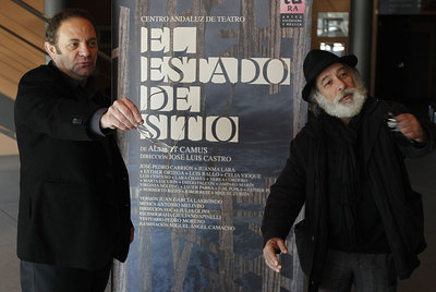 El director de  El estado de sitio , José Luis Castro, junto al actor José Pedro Carrión, ayer durante su presentación en Sevilla.