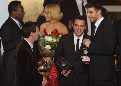 Messi habla con Xavi y Piqué y, detrás, Pelé con Shakira.