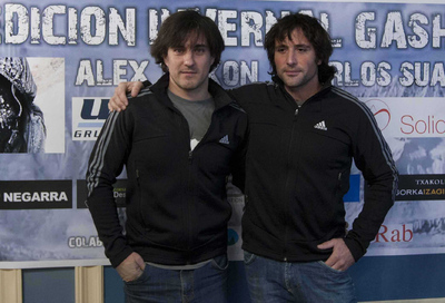 De izquierda a derecha, los alpinistas Carlos Suárez y Alex Trikon, ayer en Bilbao.