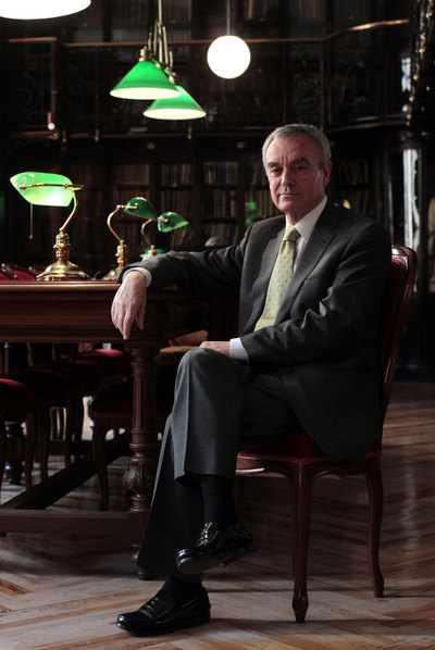 El presidente de la Academia de Medicina, Manuel Díaz-Rubio, en la biblioteca.