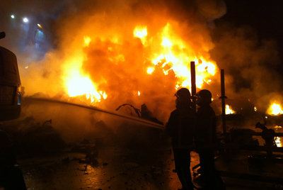 Once horas de fuego en la chatarra