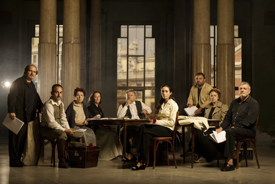 Los intérpretes de  Tío Vania  en el escenario en el que transcurre la obra.