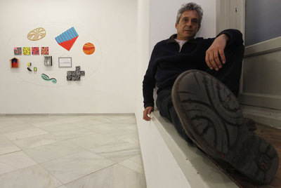 Patricio Cabrera, ayer en la Galería Rafael Ortiz de Sevilla junto a su obra   Geometría de la distancia   que da nombre a la muestra.
