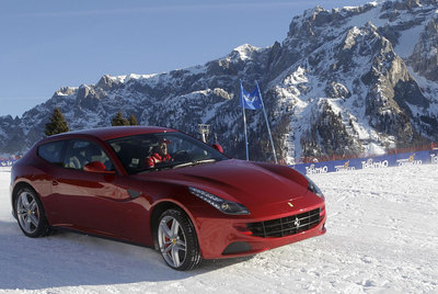 Alonso, al volante de un Ferrari, en las pistas nevadas de Madonna di Campiglio.