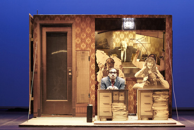 Escena de  Büro,  de Fernando Sánchez-Cabezudo, en la sala teatral Kubik Fabrik.