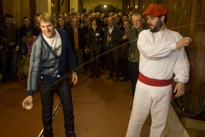 El presentador televisivo Julian Iantzi, ayer en el momento de abrir la temporada del   txotx . 