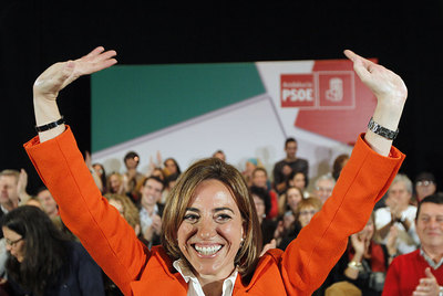 Chacón saluda a los asistentes del acto celebrado en Sevilla.