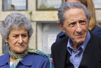 Isaac Díaz Pardo, coa súa dona, Carmen Arias,  Mimina , no enterro de Carlos Casares en 2002.