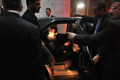 El presidente de Irán, Mahmud Ahmadineyad, tras una ceremonia en la Plaza de la Revolución en La Habana.
