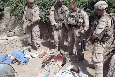 Captura del vídeo en el que supuestamente cuatro soldados de EE UU orinan sobre cadáveres de afganos.