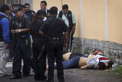 Agentes de policía rodean los cadáveres de cuatro hombres asesinados cerca de Veracruz, en México.