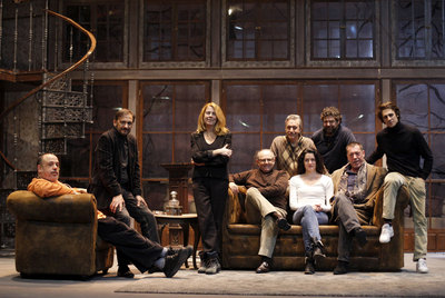 Los directores y actores del montaje de  Drácula,  que hoy se estrena en el Teatro Marquina, descansan durante un ensayo.